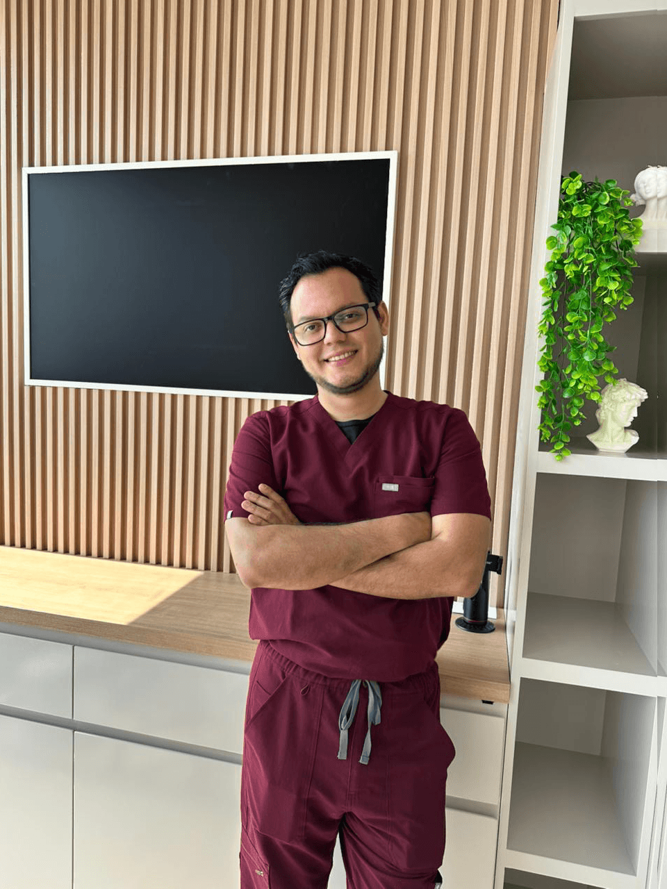 Dr. Cesar Alan Moreno Villegas realizando cirugía